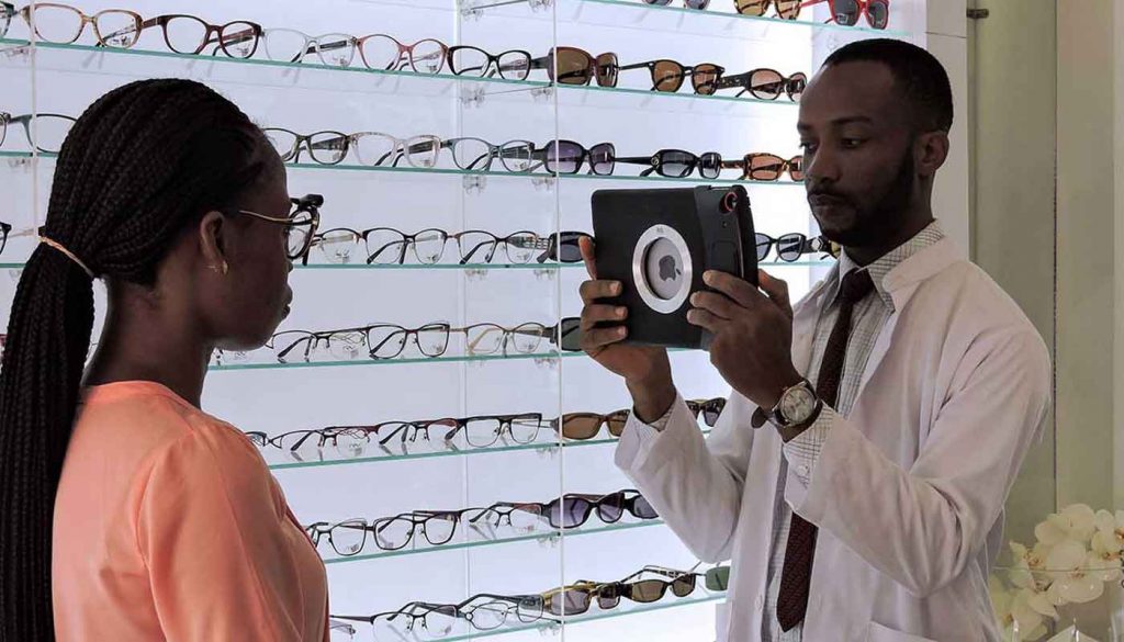 consultation pour le choix des verres de lunettes au Togo et au Bénin